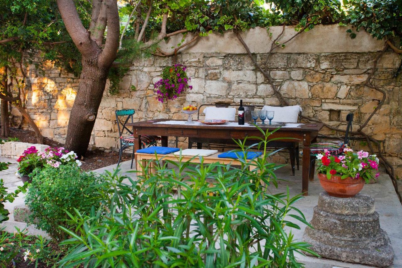 Cecilias Courtyard Casa de hóspedes Mallia Exterior foto